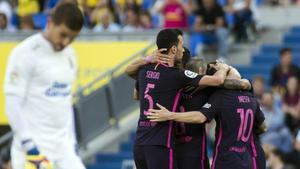 Busquets celebra uno de los goles del Barça con sus compañeros en el estadio Gran Canaria.