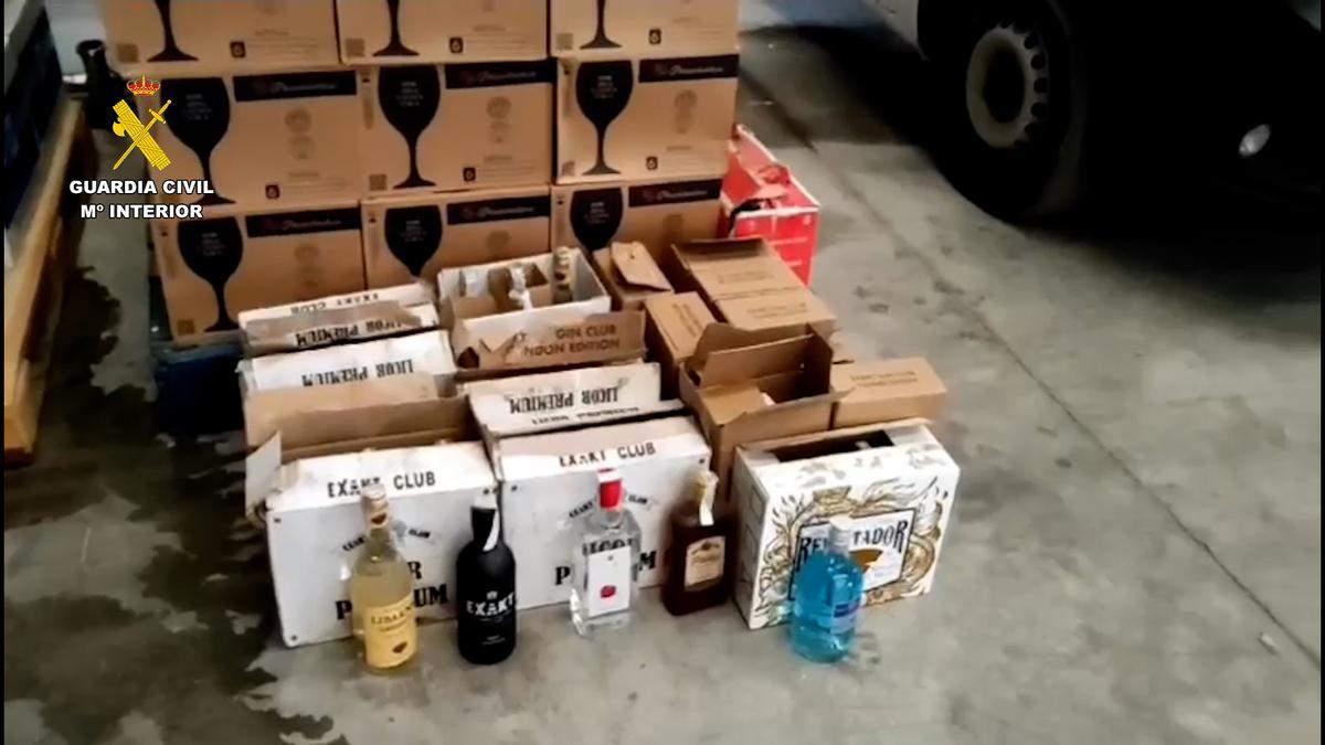 Cajas de bebidas alcohólicas encontradas en la furgoneta.
