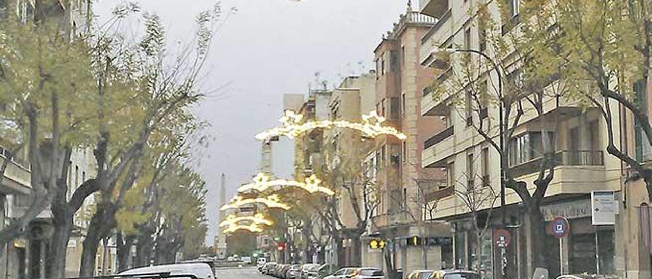 La iluminación navideña alumbra menos que una vela.