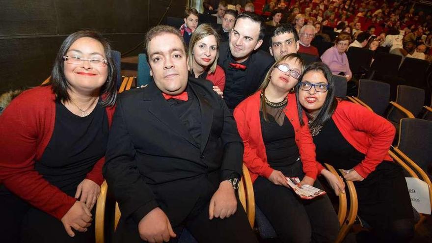 Integrantes del grupo de teatro de la asociación &quot;Xuntos&quot;. // Gustavo Santos