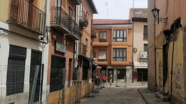 Calle Trasalfóndiga cerrada por el deterioro del edificio apuntalado. | M. J. C.