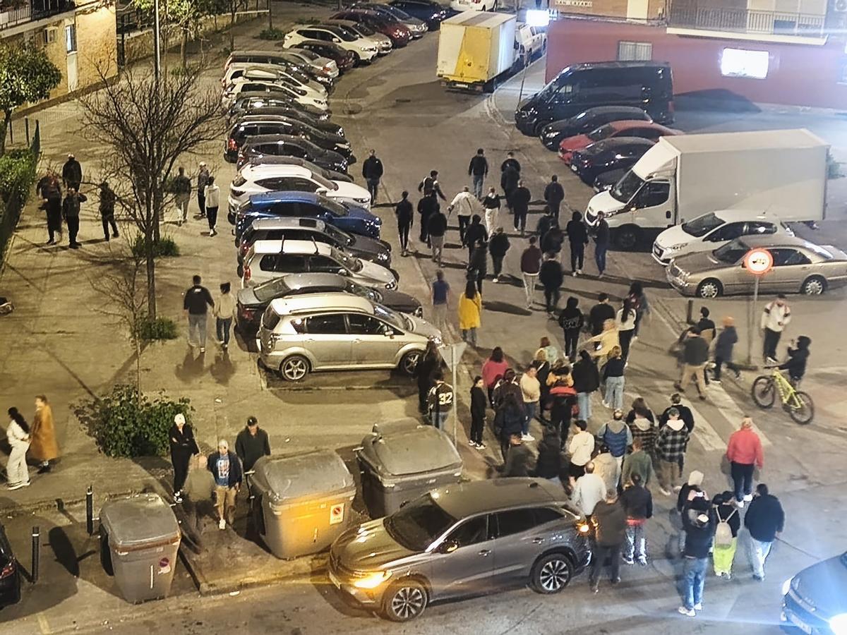 Patrulla ciudadana en la barriada El Cerezo de Sevilla