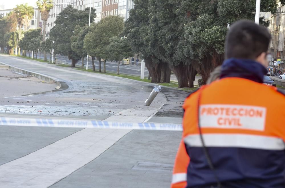 El paseo, cortado al tráfico tras llegar las olas a la carretera