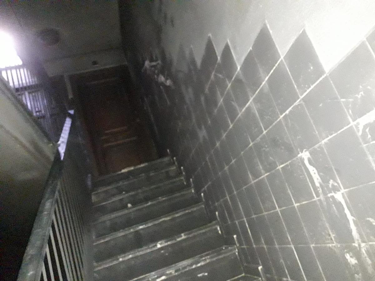 Escalera del edificio número 2 del pasaje Ubrique, afectado ayer por un incendio.