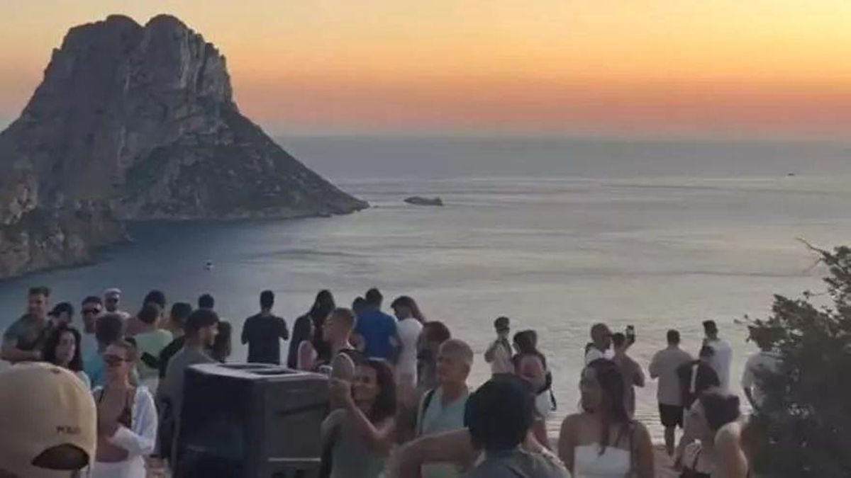 Cientos de personas acudieron a la fiesta ilegal.