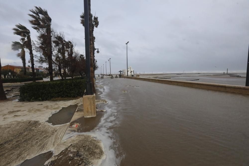 Efectos del temporal en la playa de la Malvarrosa.