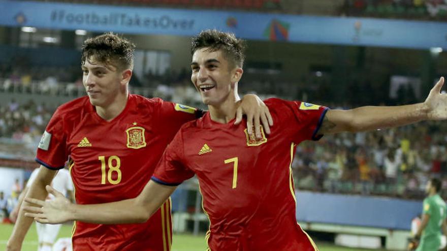 Ferrán Torres (d) celebra con su compañero César Gelabert su gol marcado ante Irán, el tercero del conjunto naciona.