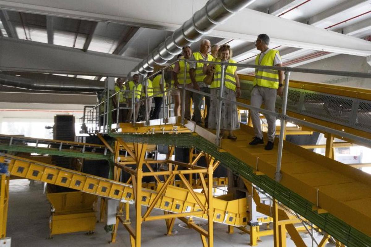 Alcaldes, concejales y expresidente del consorcio han participado en la visita a la nueva instalación.