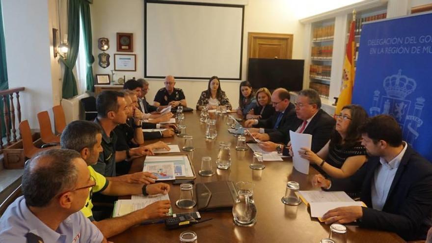 Un momento de la reunión de ayer presidida por el delegado del Gobierno en funciones, Bernabé.