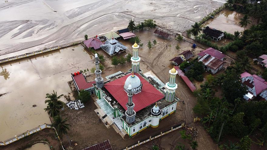 Indonesia sigue buscando a 650 desaparecidos tras las inundaciones que han dejado 753 muertos