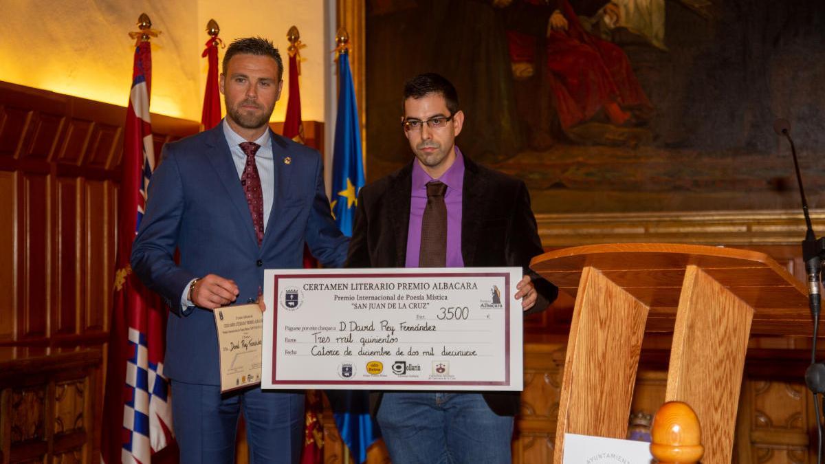 David Rey Fernández (d) recibe el Premio de Poesía Mística &#039;San Juan de la Cruz&#039;.