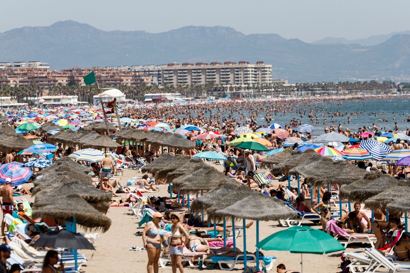 Domingo de calor extremo en las playas de València que lucen hasta la bandera