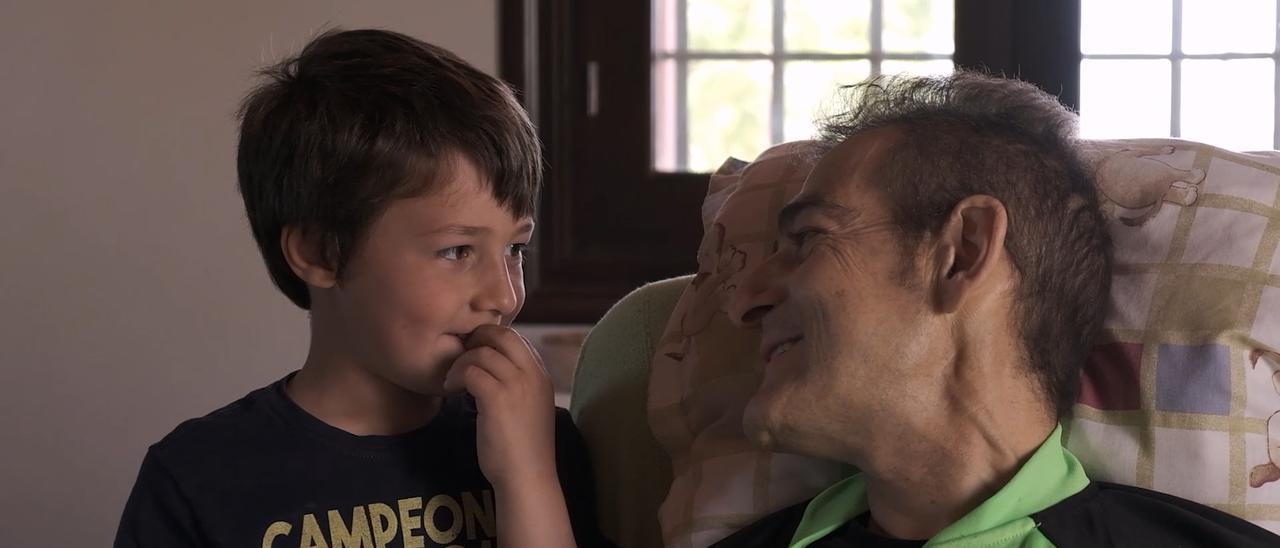 José Antonio y su hijo, en el documental.