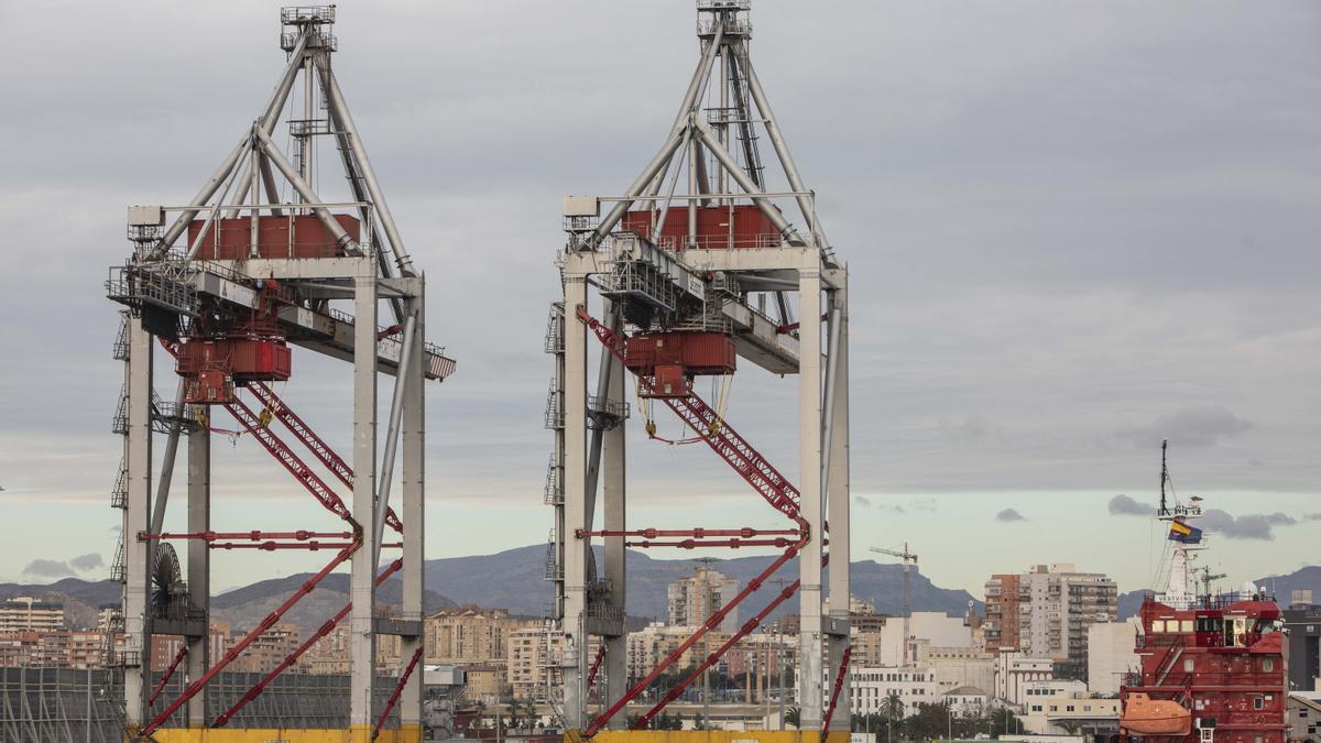 Grúas para el manejo de contenedores en el puerto de Alicante.