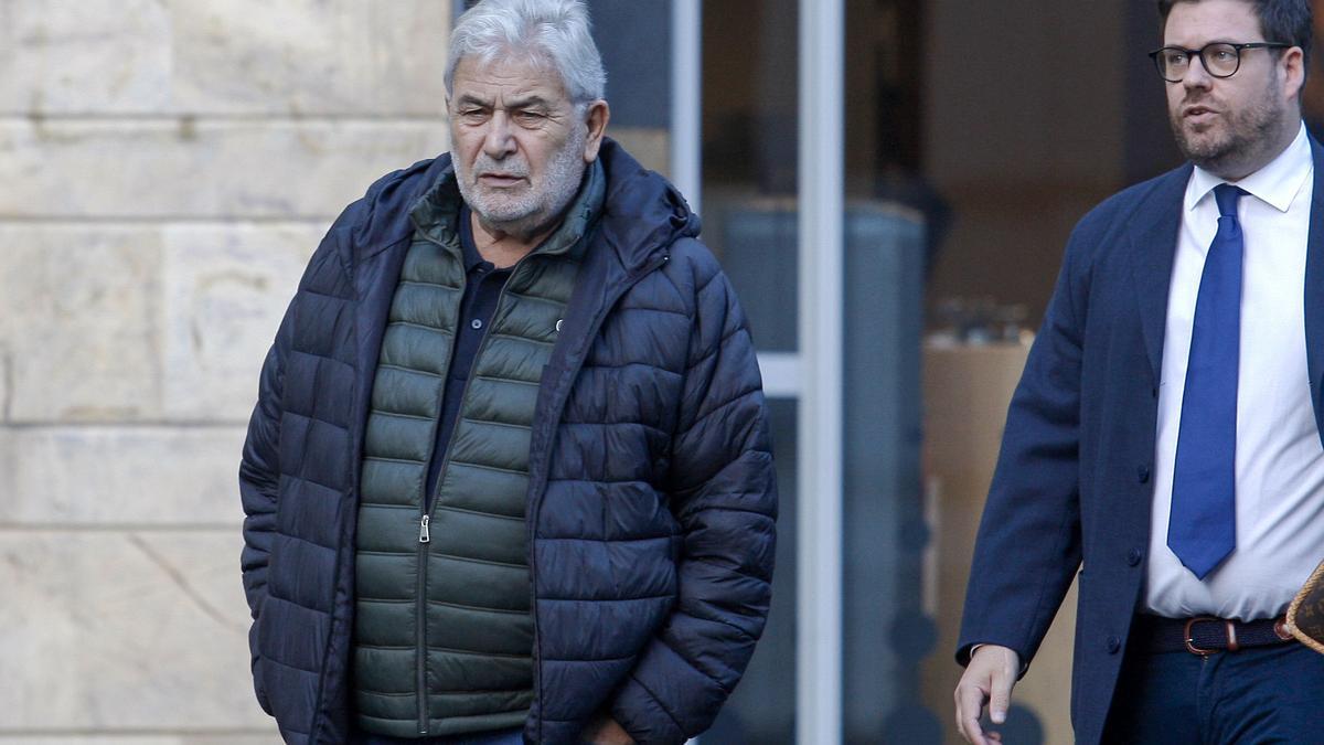 El histórico narco gallego, Laureano Oubiña, junto a su abogado, el zaragozano Francisco Garciía Berenguer, en el juicio celebrado en la Audiencia Provincial de Oviedo.