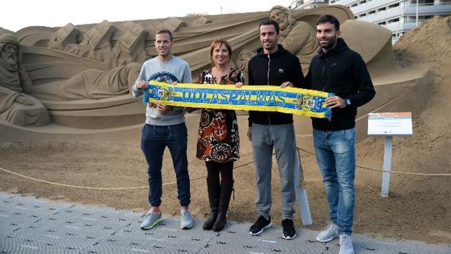 El belén de arena de Las Canteras se tiñe de amarillo