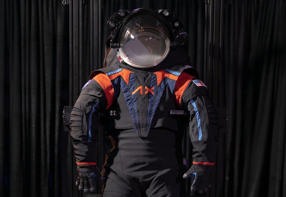 Este es el traje espacial que se utilizará en la misión Apolo, la primera que llevará mujeres sobre la Luna.