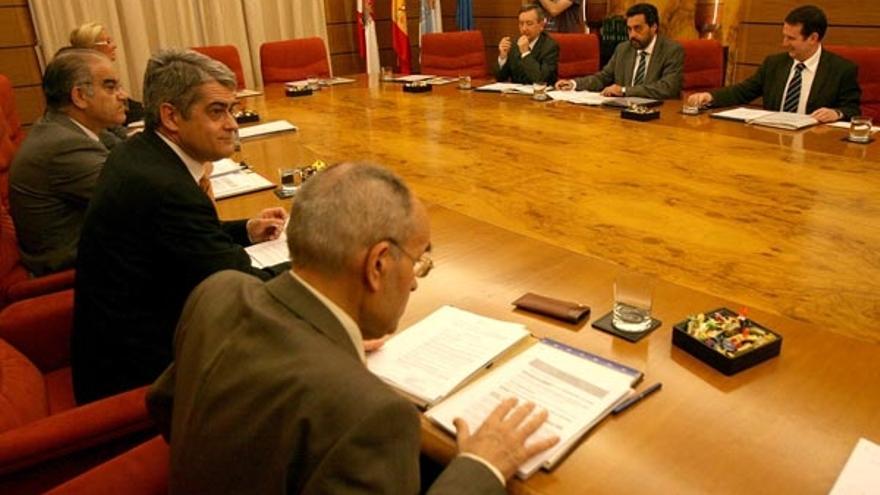 Francisco López Peña, frente a Abel Caballero, Xesús Paz y Luis Lara, en el pleno de ayer.