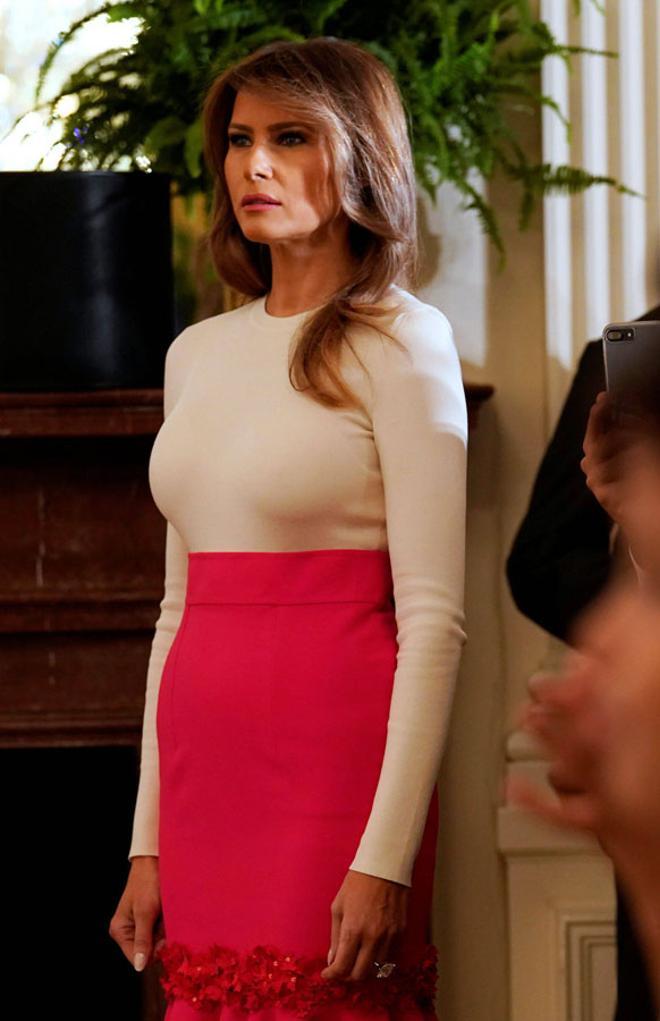 Detalle de la falda midi rosa de Melania Trump
