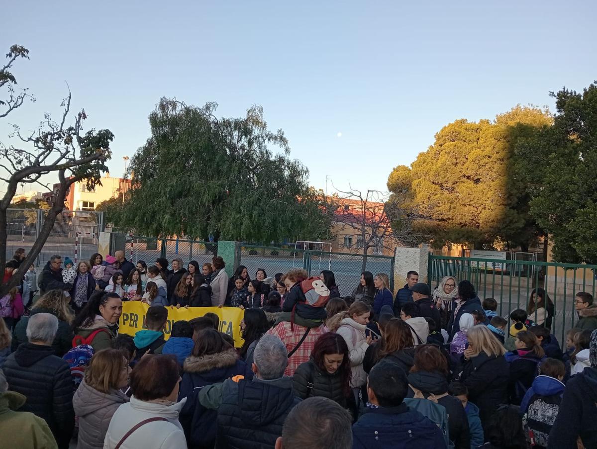 Protesta en el colegio Joaquín Sorolla de Alicante, este jueves