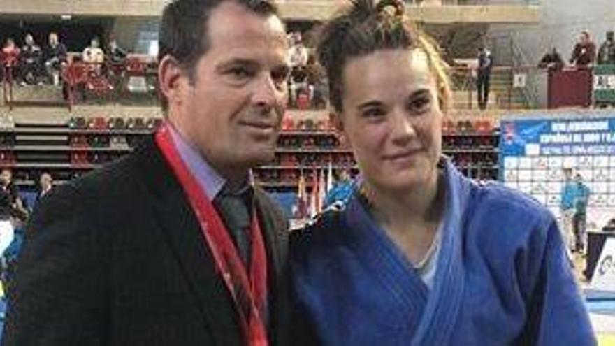 Carla Ubasart amb el seu entrenador, David Roca, del Judo Moià