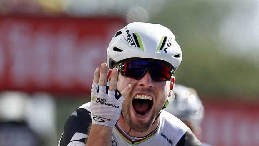 Cavendish marca el número cuatro, el de sus victorias, con la mano.