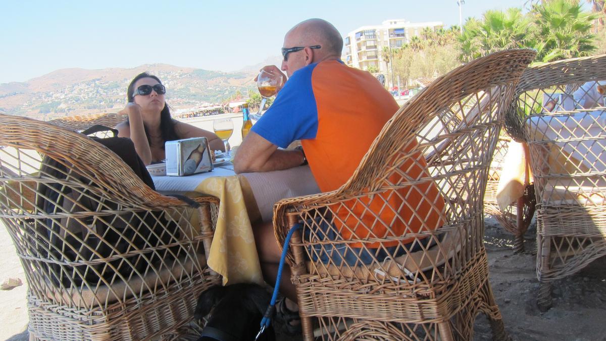 Turistas en una terraza.