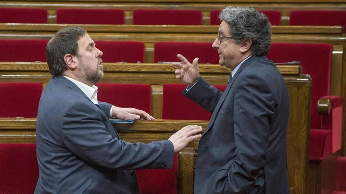Enric Millo conversa con Oriol Junqueras, en una imagen del 2016, en el Parlament.