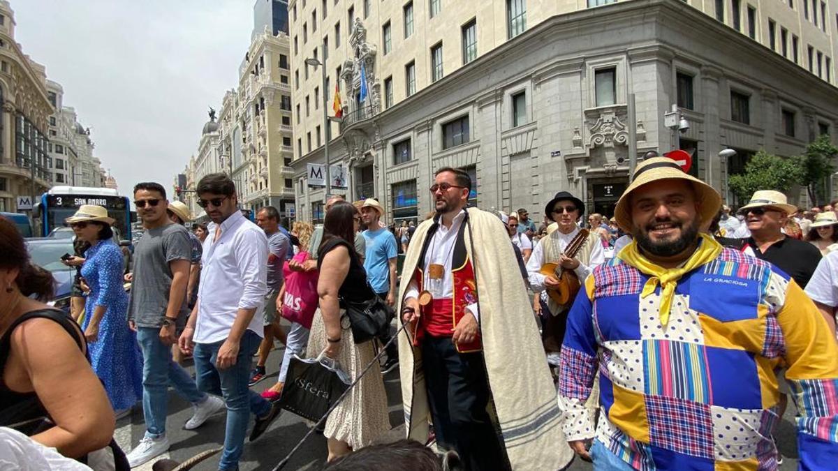La Gran Vía madrileña y la Puerta del Sol se volvieron a vestir de Romeras. La Romería Canaria en Madrid, fundada e impulsada desde hace 5 años por Roberto Miño Reig, Presidente de la Casa de Canarias, volvió a conquistar y llenar las principales calles de la capital este sábado 21 de mayo. Kike Pérez, Aristides Moreno y Caco Senante fueron este año los encargados de, conjuntamente con Miño, realizar el ya clásico Izado de la Bandera de Canarias que daba arranque a la multitudinaria celebración del Día de Canarias en Madrid impulsada por la ya llamada “Embajada Canaria” en la Capital. Izada la bandera, presidida por una gran corona de flores amarillas blancas y azules en clave de Ofrenda a los Canarios y todos los difuntos del archipiélago, la gran soprano internacional canaria Judith Pezoa homenajeó a la Bandera cantándole el 8 Rosas Canarias y el Ave Maria de Schubert a lo que le siguió la entrega de los galardones de la institución a los artistas Kike Perez y Aristides Moreno. La Casa también galardonó a Caco Senante por el éxito de su exposición “La Salsa de la Vida” que recoge toda su trayectoria vital y profesional y que ha sido una de las exposiciones más visitadas en Madrid durante este último año.
