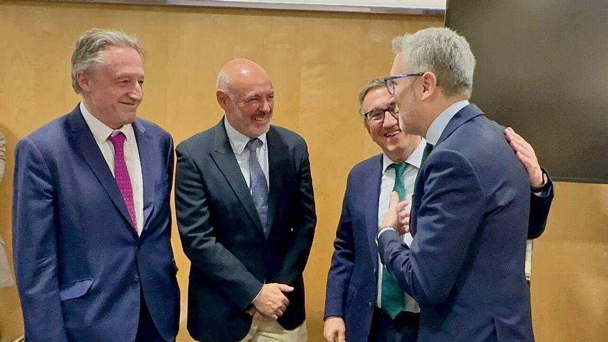 El ministro de Hacienda, Arcadi España, saluda al conseller José Antonio Rovira y su equipo