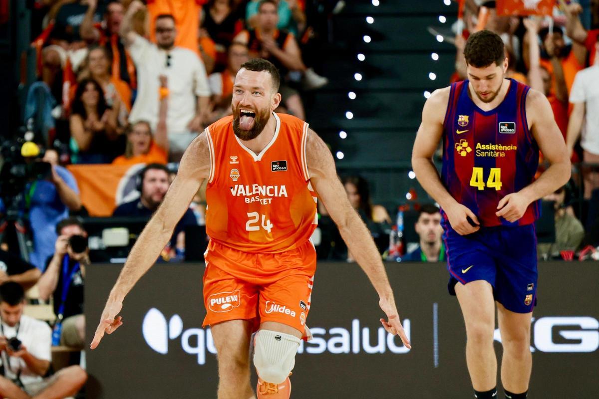 Matt Costello celebra una victoria que devuelve las tablas en la final de la Liga Endesa.