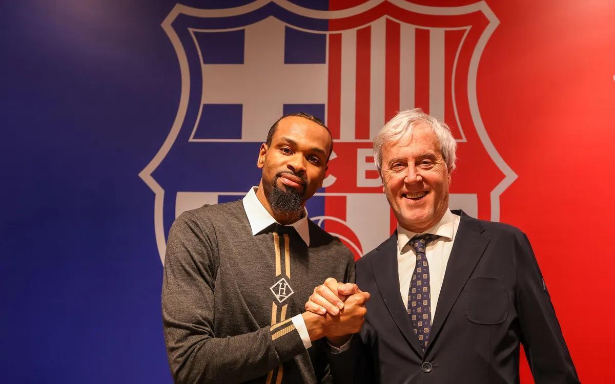El escolta Kevin Punter con Josep Cubells, directivo responsable de la sección de baloncesto del Barça.
