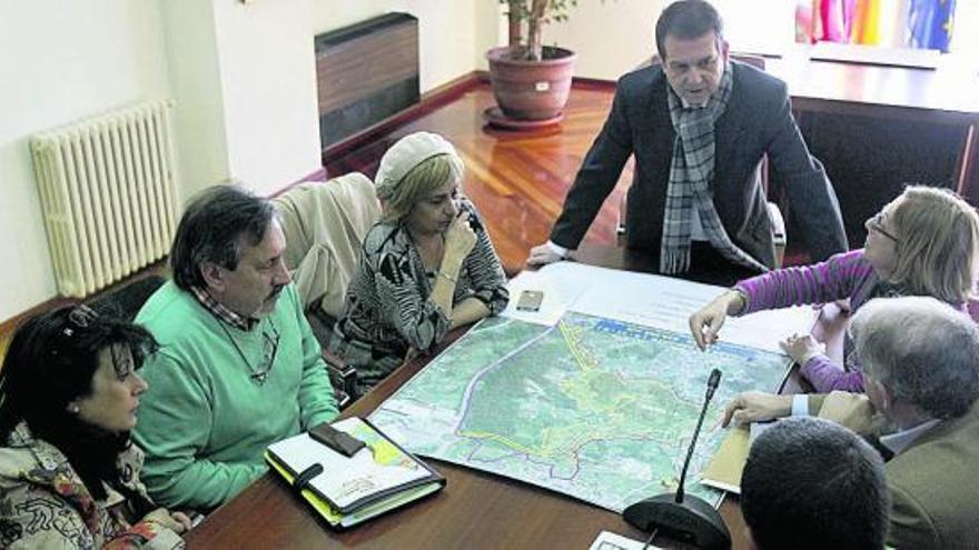 Caballero explica el plan, ayer en Alcaldía, a los responsables vecinales de la parroquia.  // José Lores