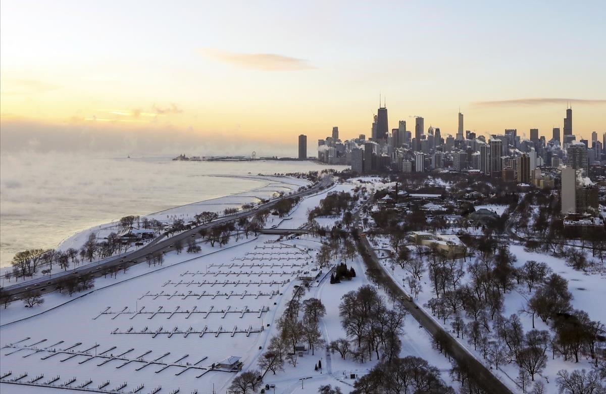 La orilla del lago de Chicago está cubierta de hielo. Las temperaturas están cayendo en picado.