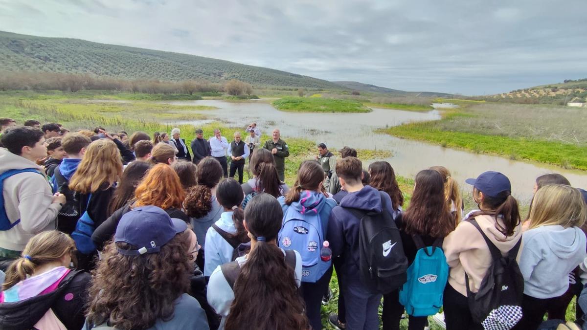 Escolares durante la visita a la laguna de Jarata, entre Montilla y Montalbán.