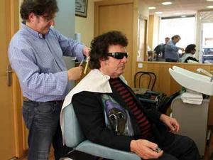 Cabellera indomable. Enrique Morente, en una barberia del barri barceloní d’Hostafrancs.
