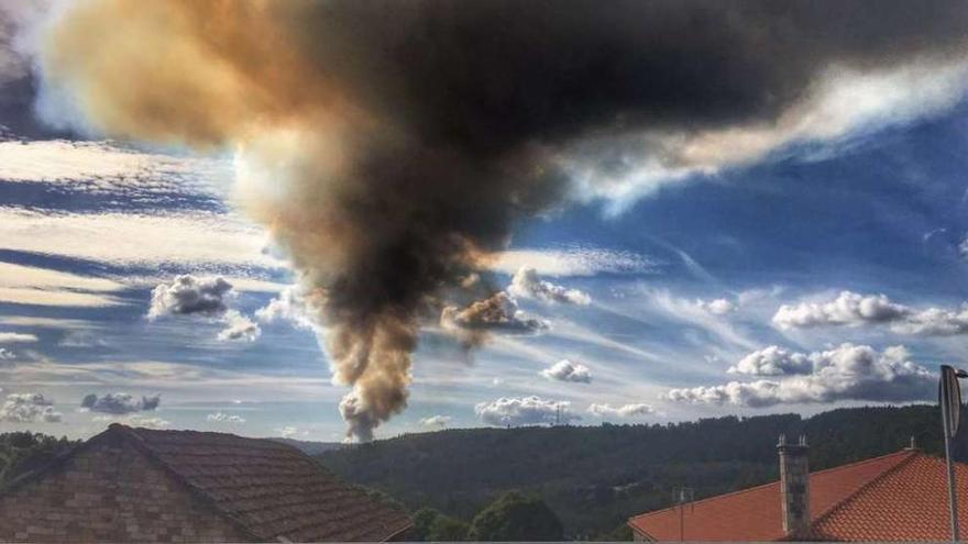 La columna de humo del incendio de Carbia se pudo contemplar desde varios puntos de la comarca.