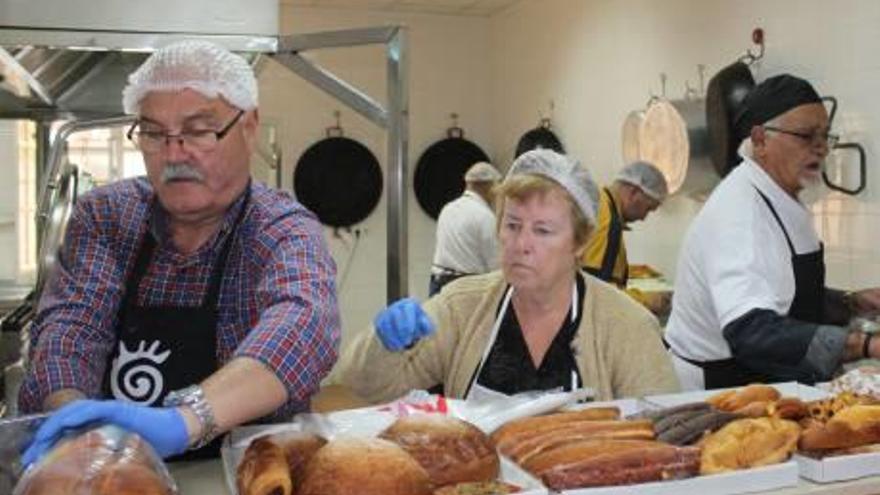 Imagen de las cocinas de Alimentos Solidarios ayer en la calle San Pascual.