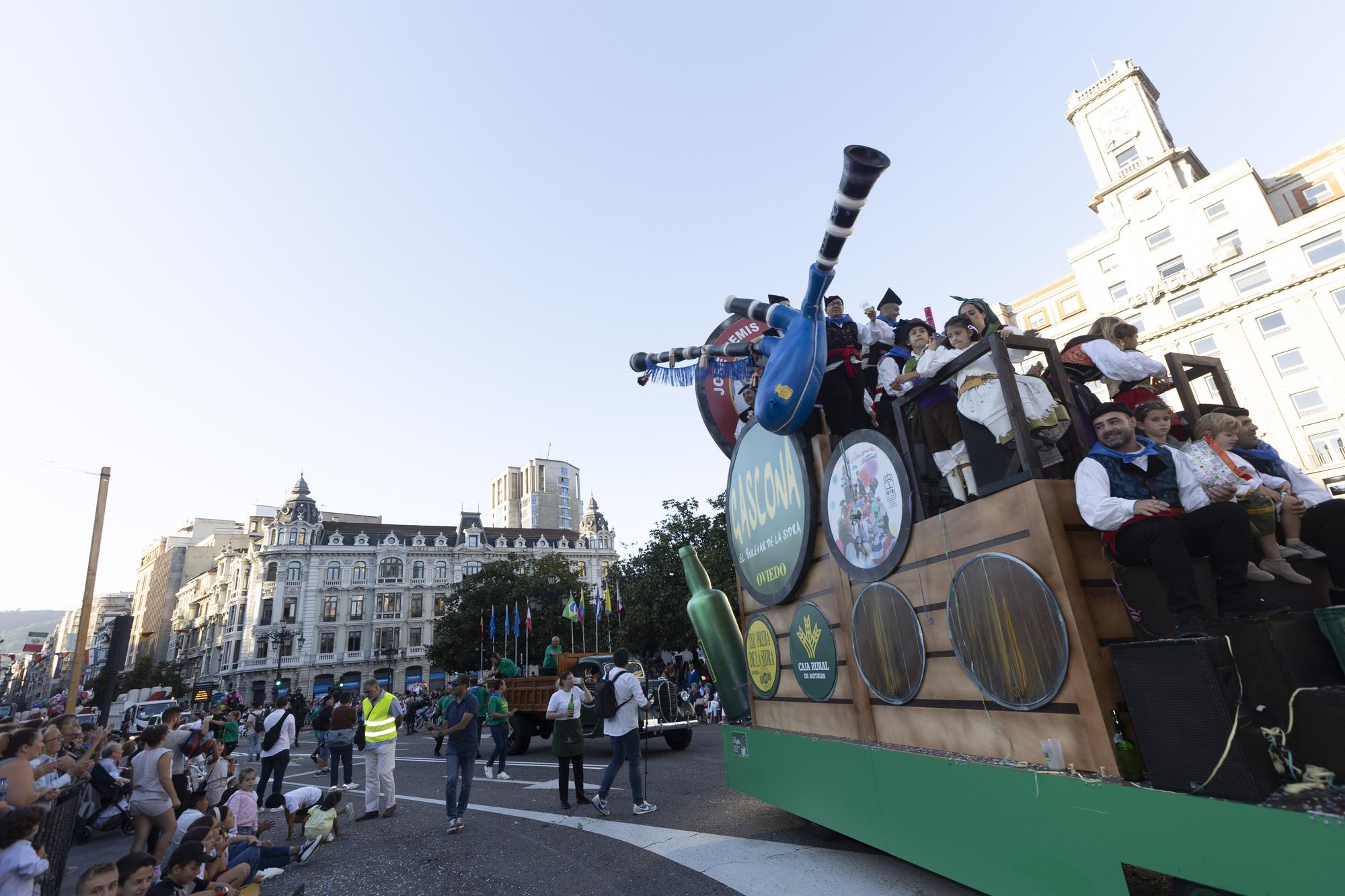 En Imágenes: El Desfile del Día de América llena las calles de Oviedo en una tarde veraniega