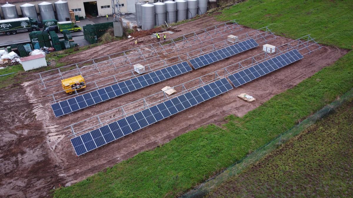 Proceso de instalación de las placas solares en el llagar Cortina