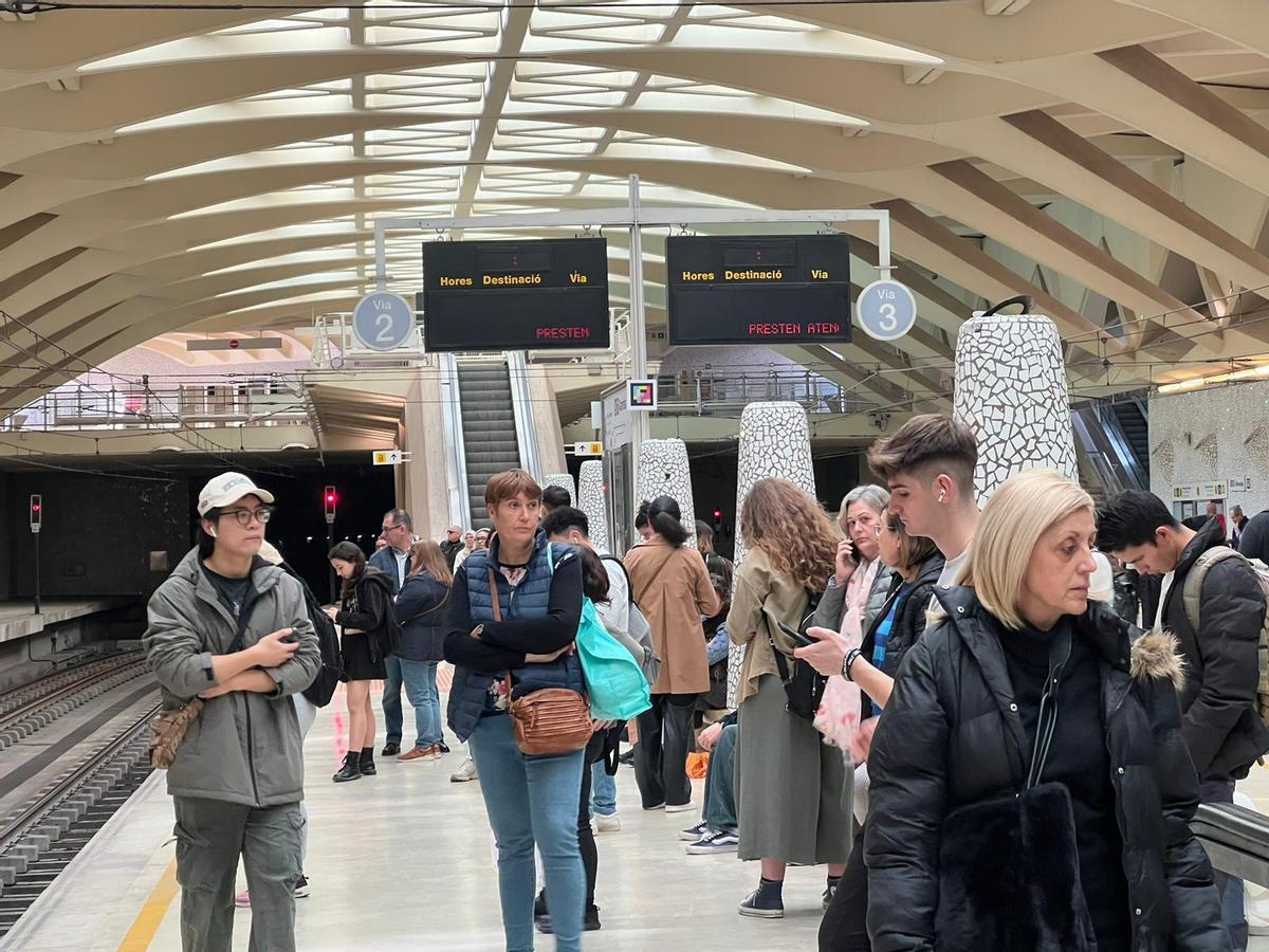 Pasajeros esperando en la estación de la Alameda en Valencia por el retraso del metro