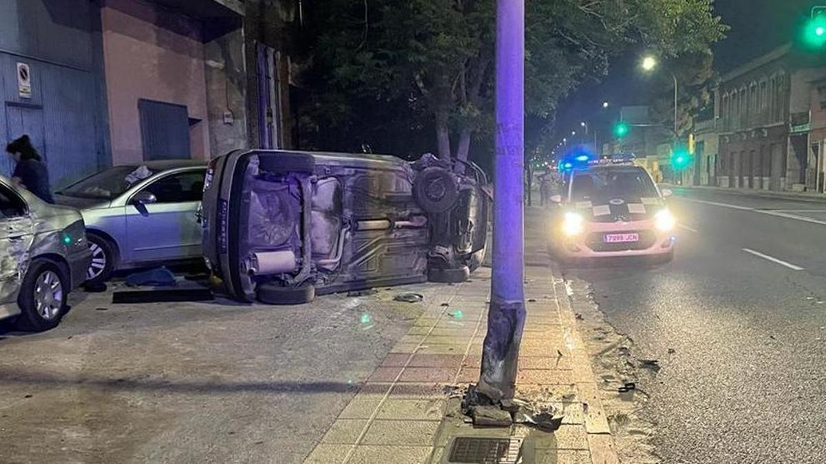 El coche, volcado tras el suceso.