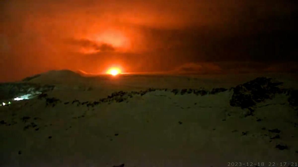 El momento exacto en el que el volcán de Islandia entra en erupción