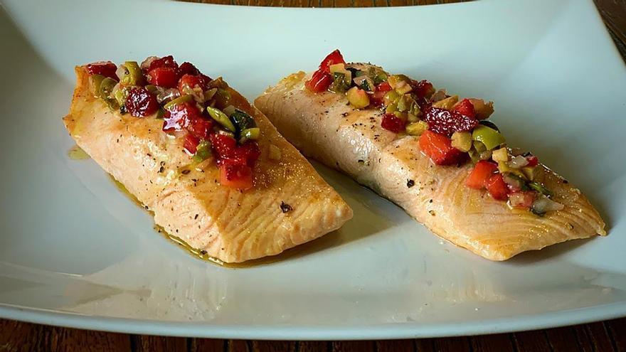 Vídeoreceta de la semana: Salmón con vinagreta de fresas