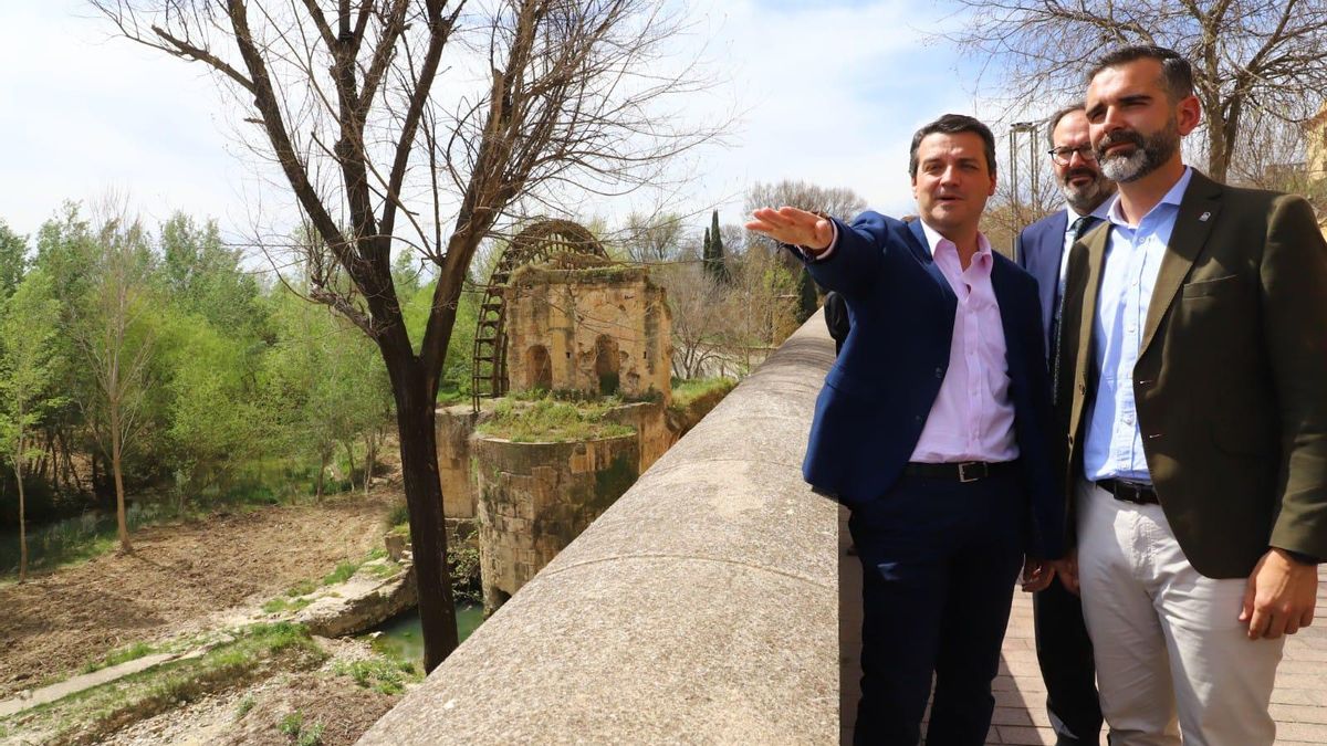 José María Bellido, Adolfo Molina y Ramón Fernández-Pacheco, junto a la noria de la Albolafia.