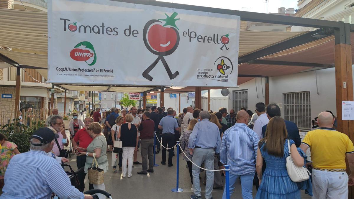 La puja solidaria abre la campaña de promoción del tomate, incluye una feria de gran tirón.