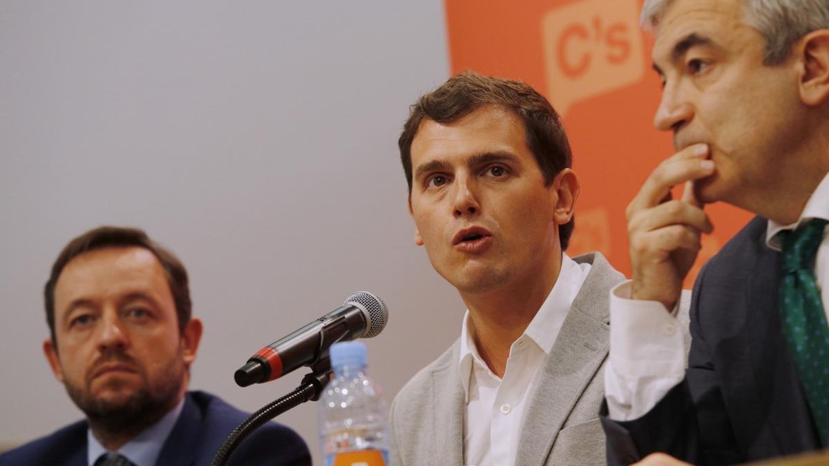 De la Torre, Rivera y Garicano, en la presentación de la memoria económica en la sede de Ciudadanos.