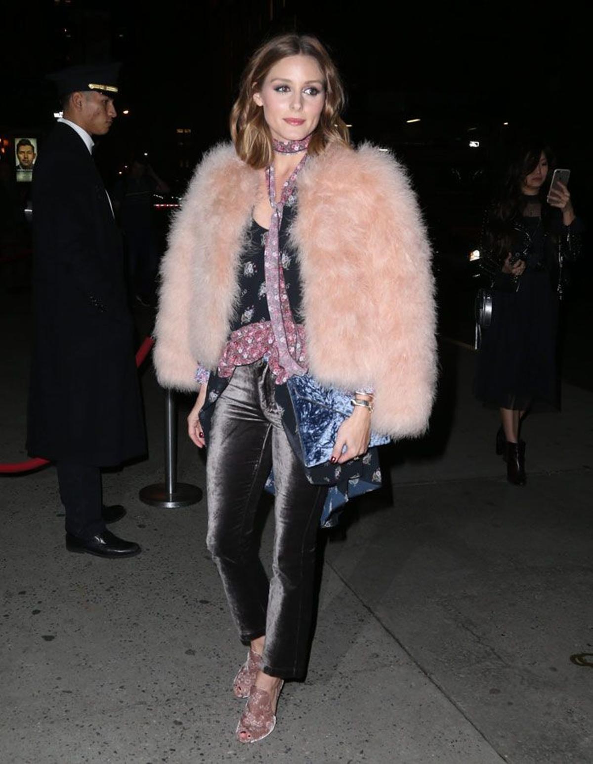 Olivia Palermo con pantalones de terciopelo de Paige