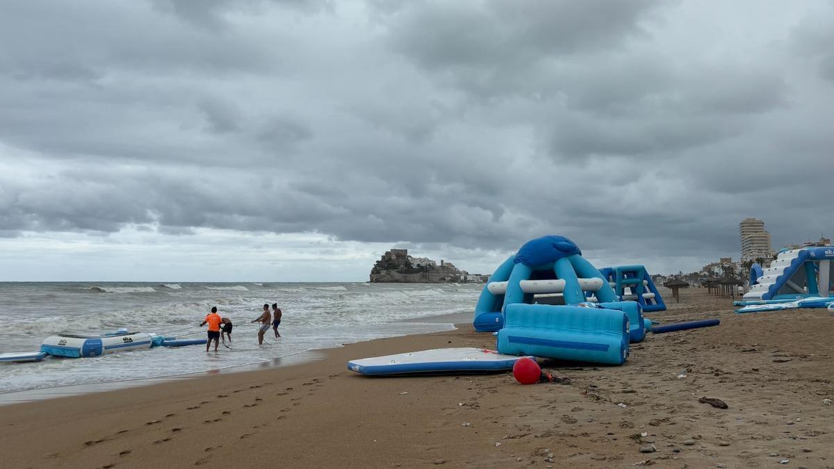 El temporal arrastra un hinchable acuático en la playa de Peñíscola