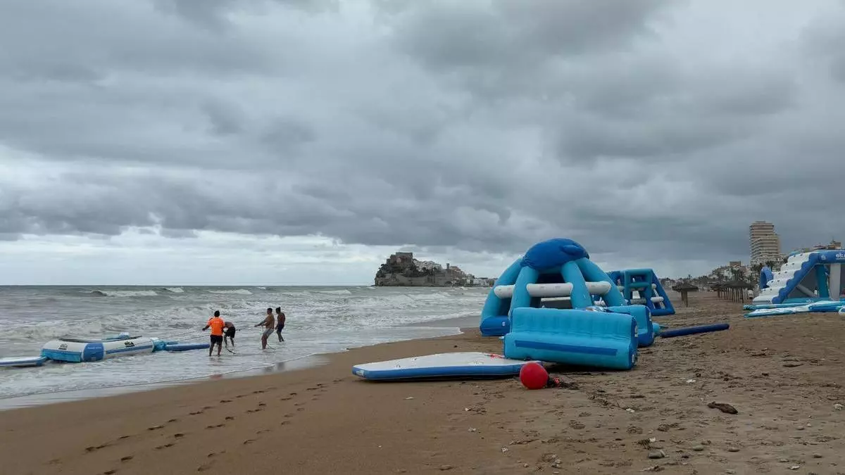 El temporal desplaza 300 metros un hinchable acuático en Peñíscola y lo arrastra hasta la orilla